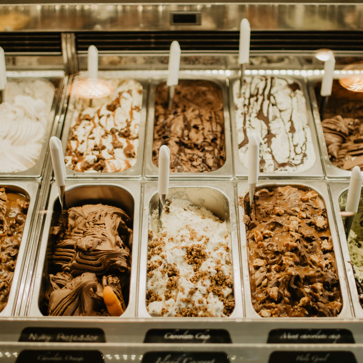 Polaroid della vetrina di Tuffo con le vaschette di gelato allineate